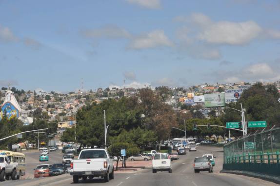 Dirigindo pela cidade de Tijuana, na fronteira do México com os Estados Unidos
